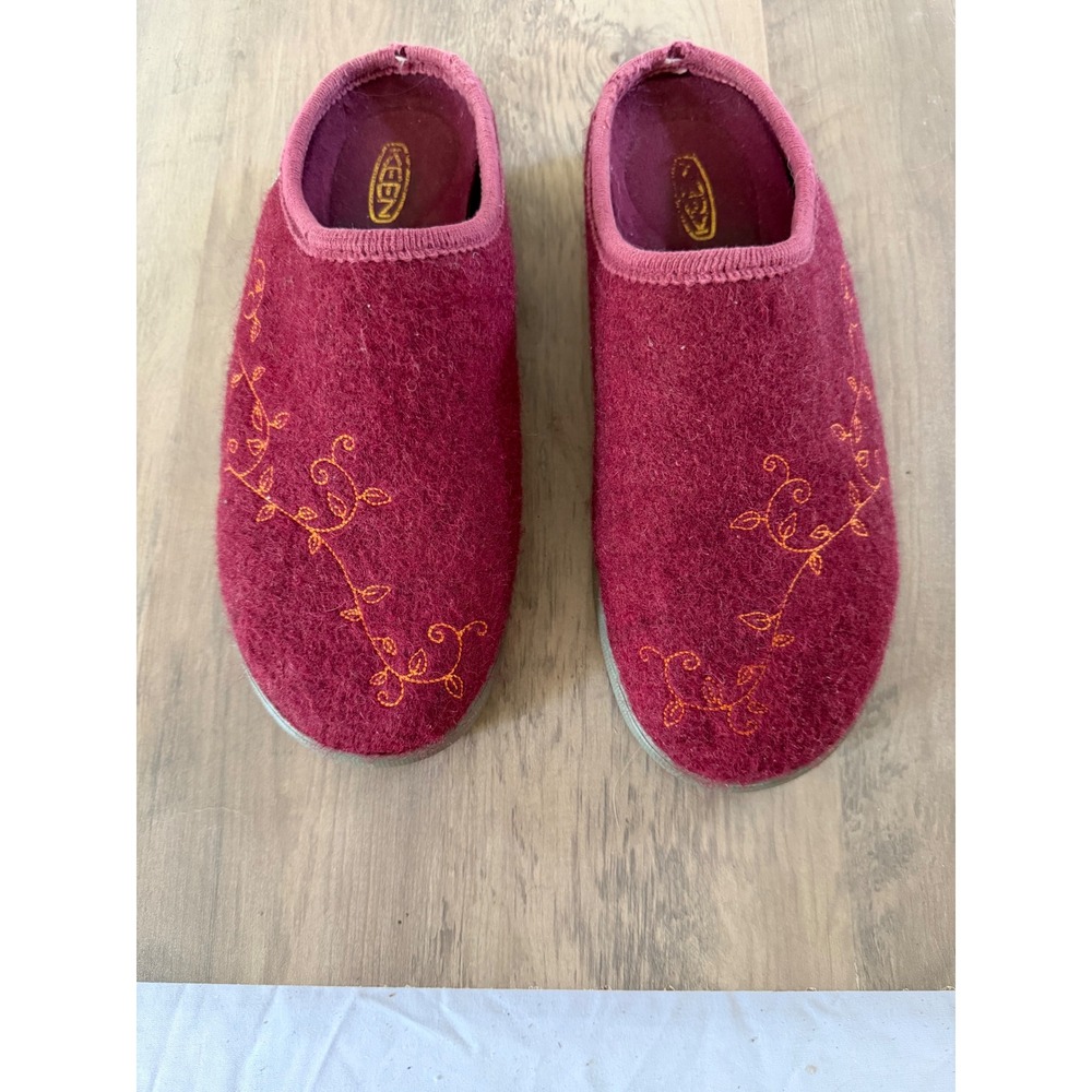 Rare KEEN Trillium Slippers in beautiful burgundy & floral vine embroidery 9 - Picture 4 of 7